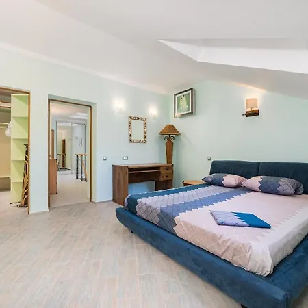 Classical Deribasivska 3-bedrooms * Одесса