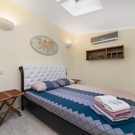 Classical Deribasivska 3-bedrooms Odesa