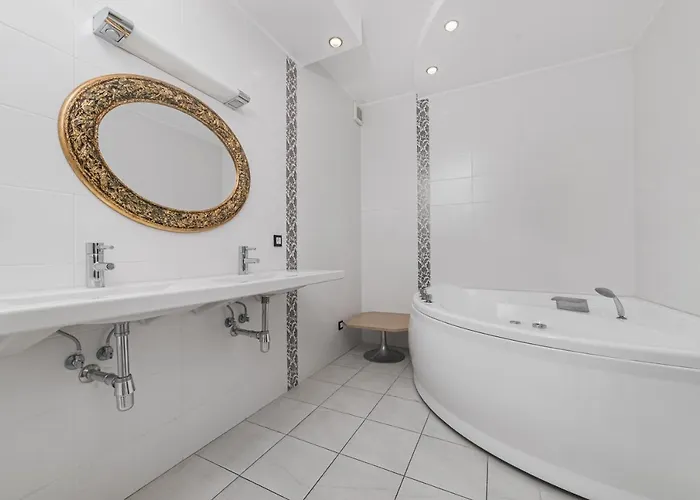 Classical Deribasivska 3-bedrooms Apartment *